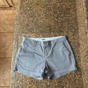 Old Navy Women's Gray Mid-Rise Everyday Chino Shorts size 6
